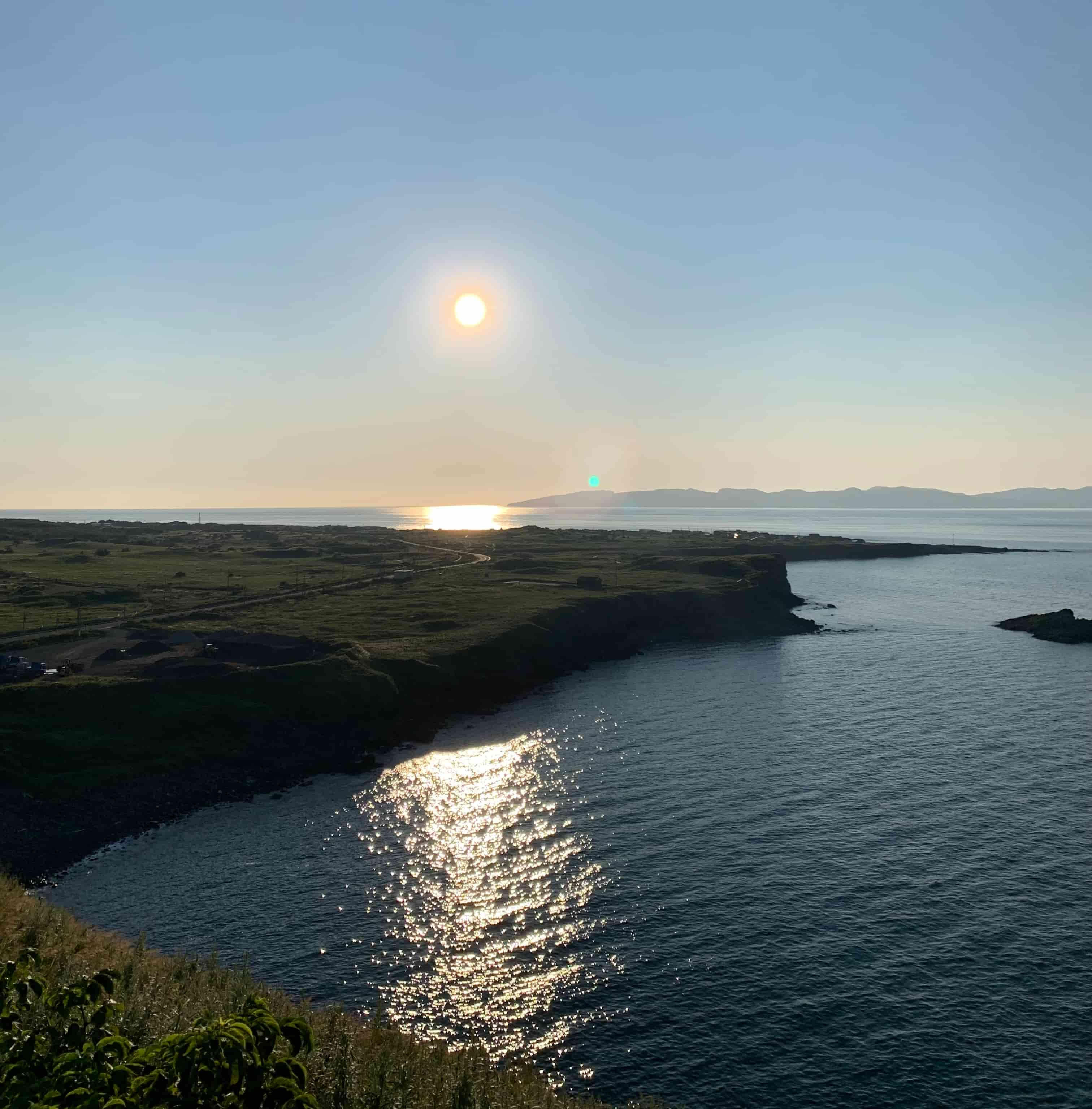 夕陽で輝く海