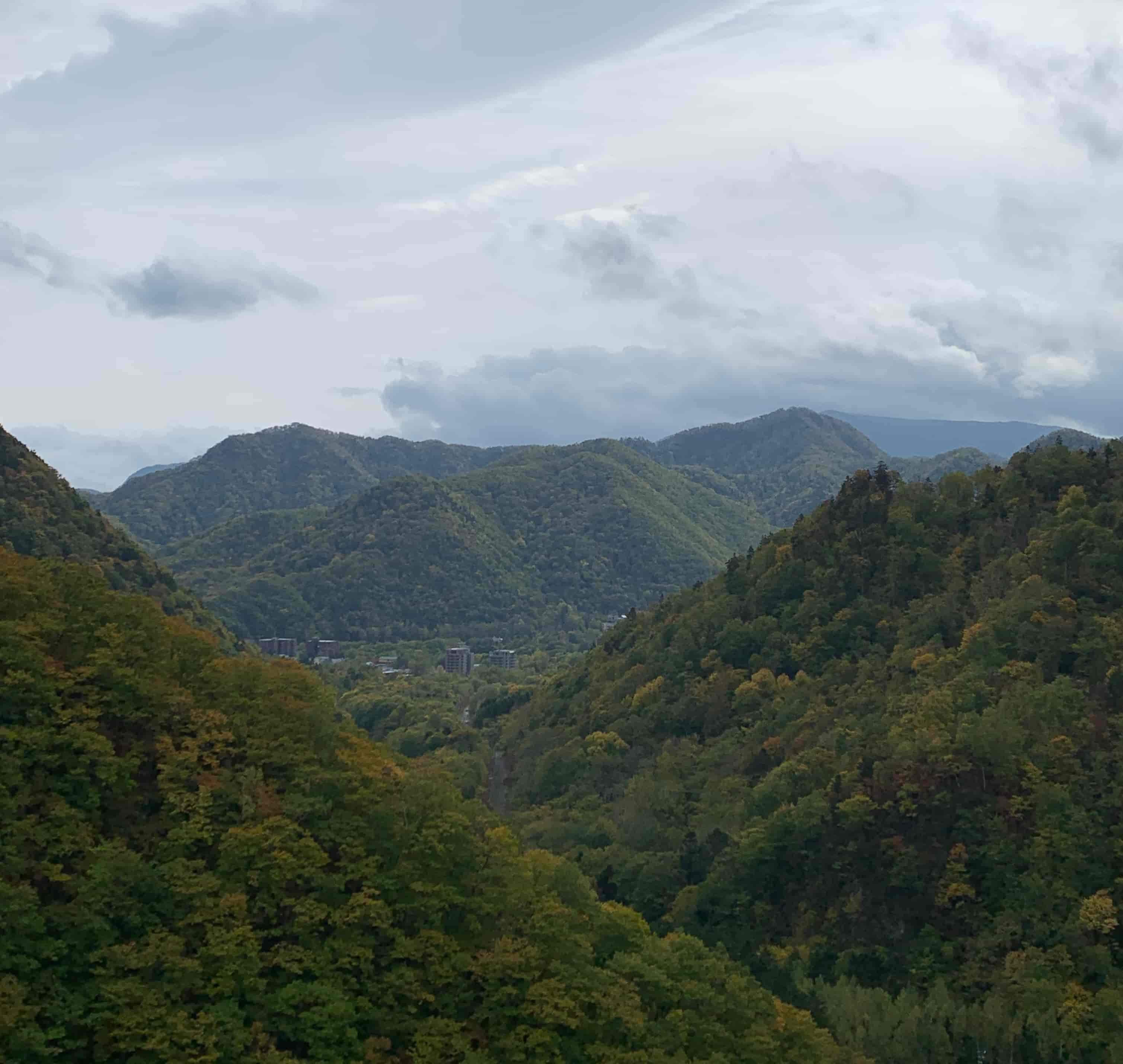 山に囲まれた温泉街